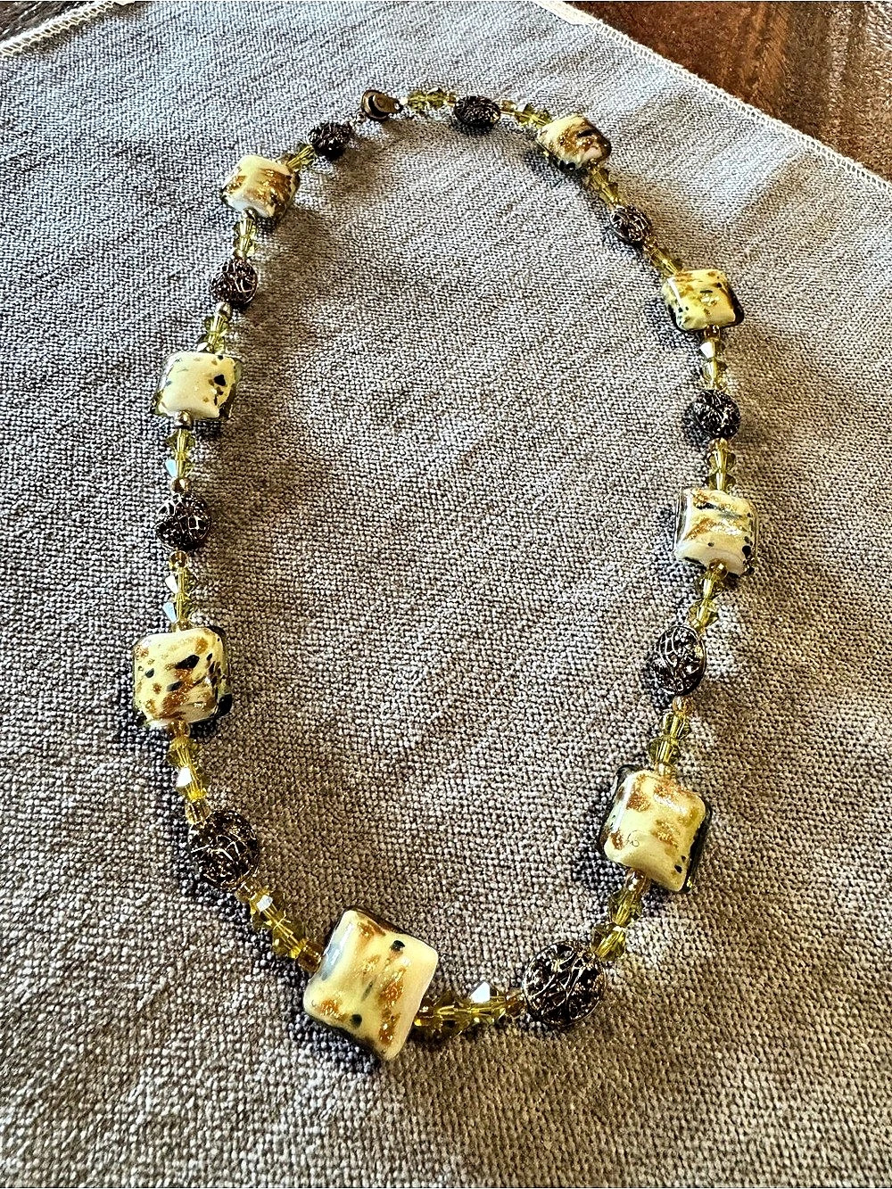 USA pat 4074400 beaded Necklace in Yellow & White